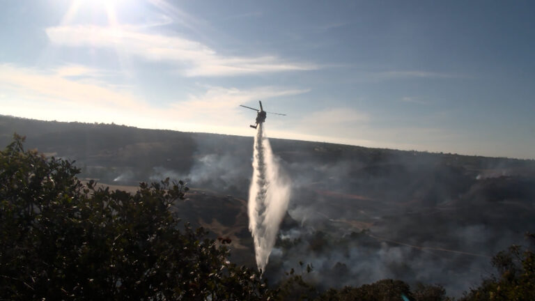 Arrestan a hombre de 30 años por incendio que provocó evacuaciones en Sorrento Valley
