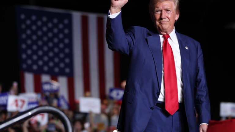 Trump firma órdenes ejecutivas para restringir la ciudadanía por nacimiento en EE. UU.