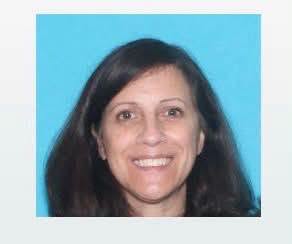 Buscan a mujer considerada armada y peligrosa tras muerte de policía en Worcester
