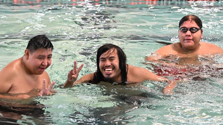 Albuquerque lanza horario de natación gratuita e inclusiva en la alberca Highland