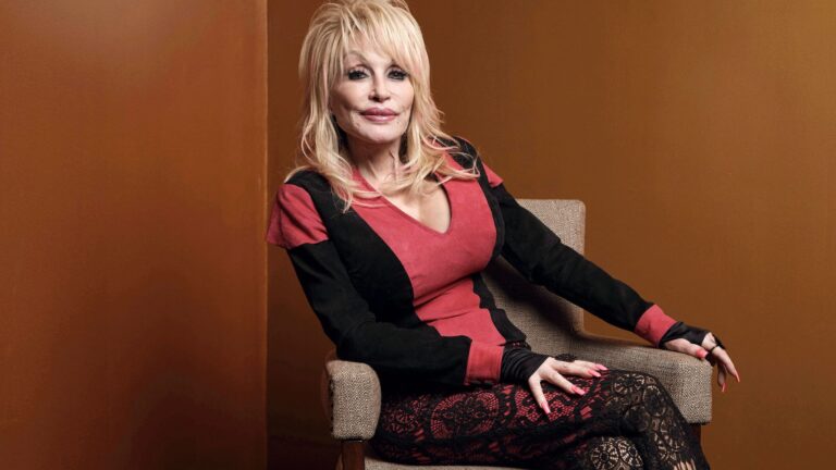 Quién fue Dolly Parton, reina de la música country y heroína humanitaria