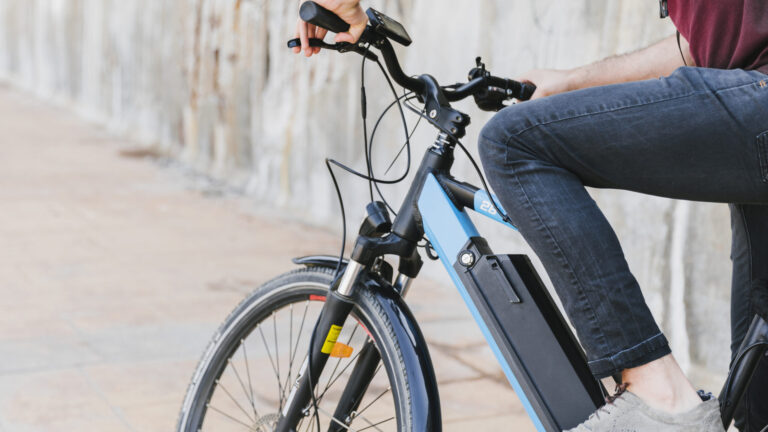 Patrulla Estatal de Colorado advierte sobre los peligros de las distracciones al usar bicicletas eléctricas