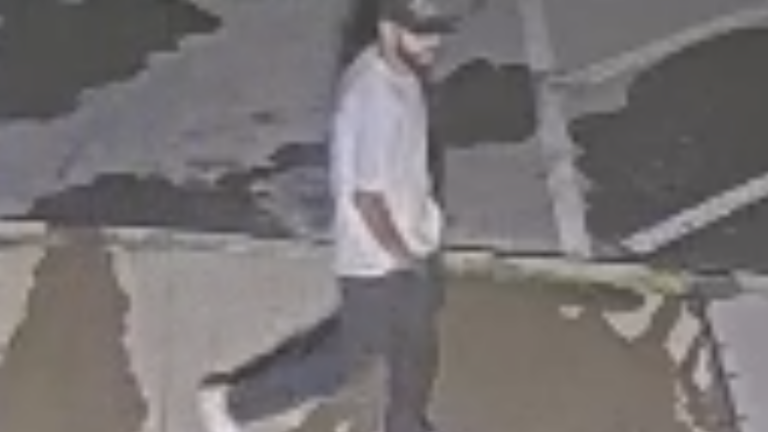 Sospechoso de robo es buscado en Carson City tras ingresar a un centro acuático