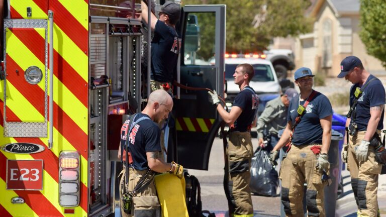 Incendio accidental deja a tres personas y su mascota desplazadas en Albuquerque