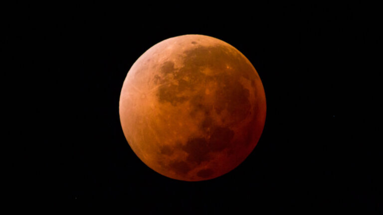 Eclipse lunar iluminará el cielo de Kansas esta noche: a qué hora verlo