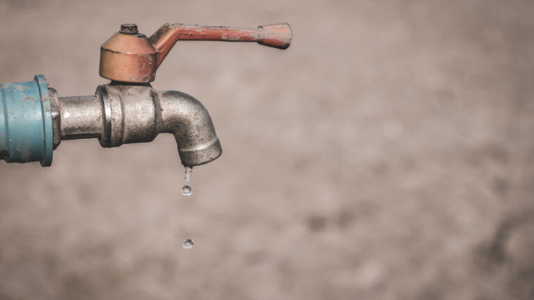 Agua en Salina: pruebas estatales confirman que es segura pese a reportes de coloración