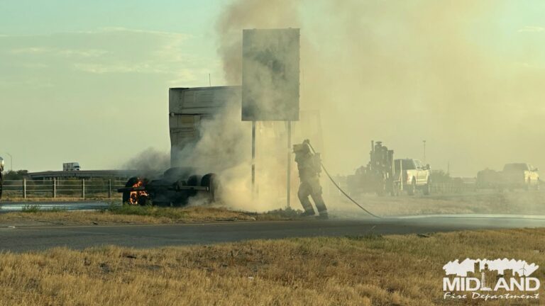 Bomberos de Midland sofocan incendio de camión en la Interestatal 20; no reportan heridos
