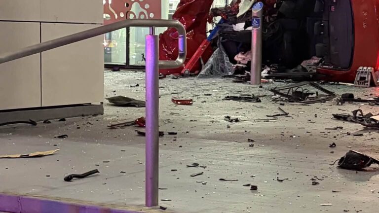 Conductor en estado crítico tras impactar su BMW contra la Corte del Condado de Hidalgo