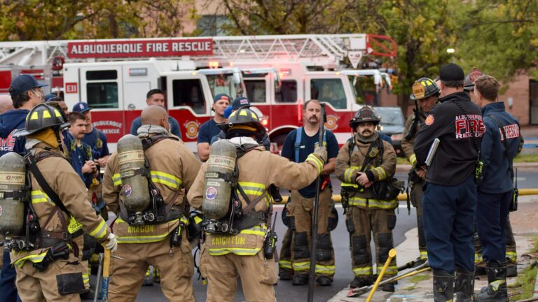 Se derrumba piso durante incendio en vivienda deshabitada en Albuquerque; no hay heridos