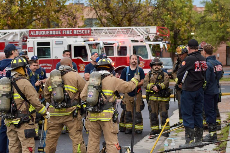 Se derrumba piso durante incendio en vivienda deshabitada en Albuquerque; no hay heridos