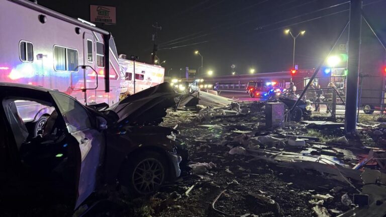 Conductor resulta gravemente herido tras impactar contra cerca y vehículo recreativo en Donna