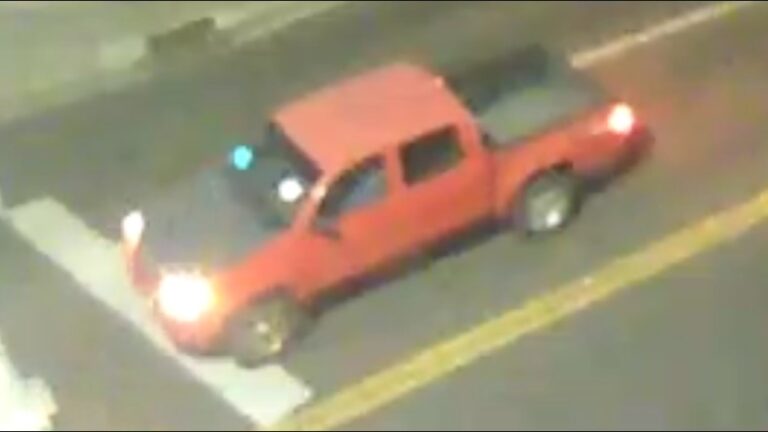 Camioneta atropella a hombre en cruce peatonal, lo arrastra y huye en Lakewood