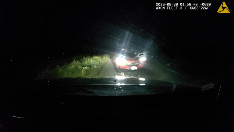 Video muestra a patrullero chocando de frente contra conductor en sentido contrario en la I-76 en Colorado