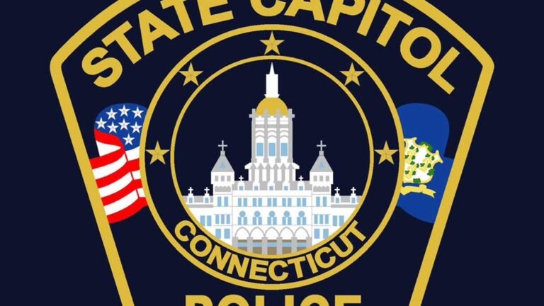 Mujer es detenida tras presuntamente intentar apuñalar a policía del Capitolio de Connecticut