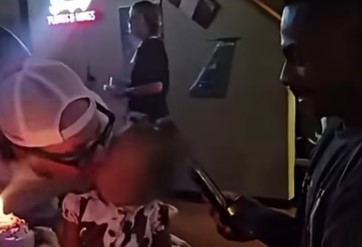 Policía investiga a propietario de restaurante tras besar a niña de 2 años durante su cumpleaños en Kansas