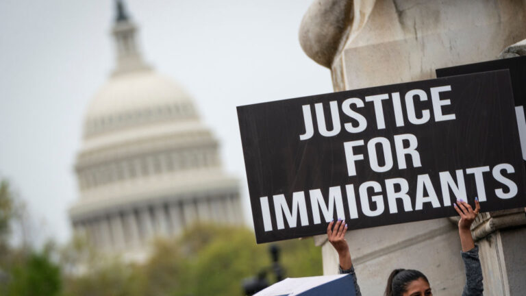 Encuesta revela amplio acuerdo entre republicanos y demócratas de Colorado sobre inmigración