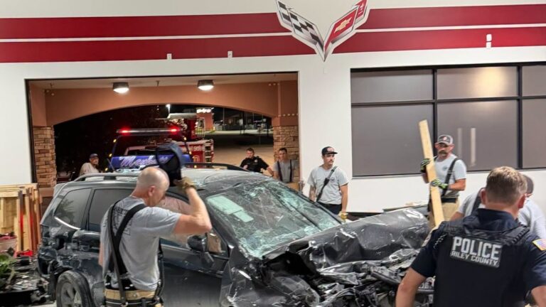 GALERÍA: Vehículo atraviesa pared de museo y daña colección de autos clásicos en Kansas