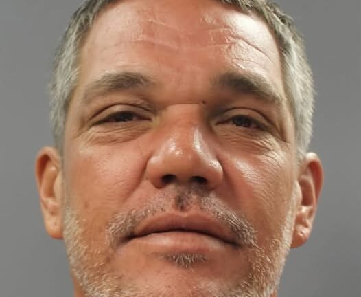 Autoridades buscan a fugitivo acusado de posesión de sustancias controladas