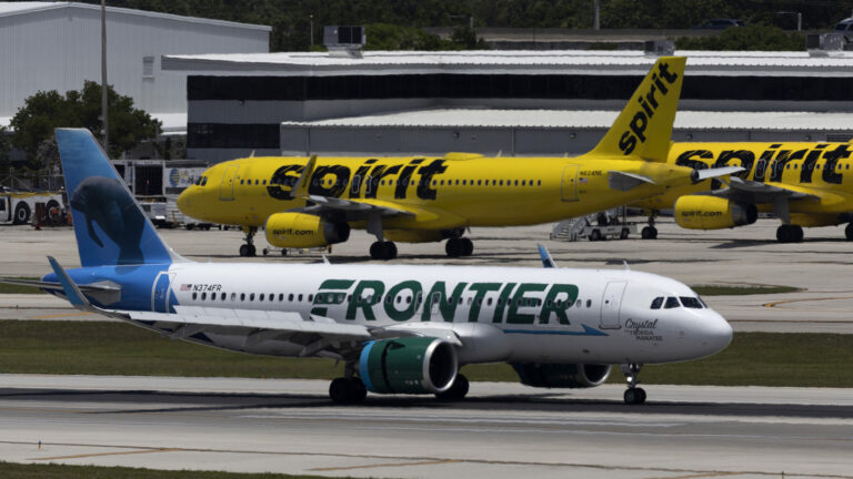 Frontier Airlines: auxiliares de vuelo protestan en Denver por salarios y trabajo no pagado