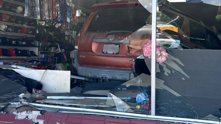 Conductor presuntamente ebrio choca contra negocio y deja tres heridos en Watsonville