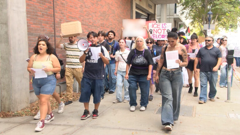 Estudiantes protestan tras operativo de ICE cerca de colegio comunitario de San Diego