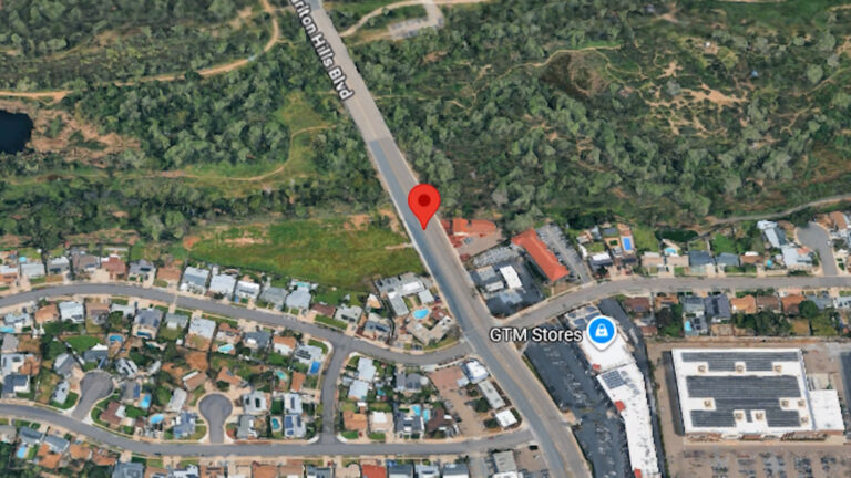 Encuentran muerto a un hombre junto a una banca en un parque de Santee