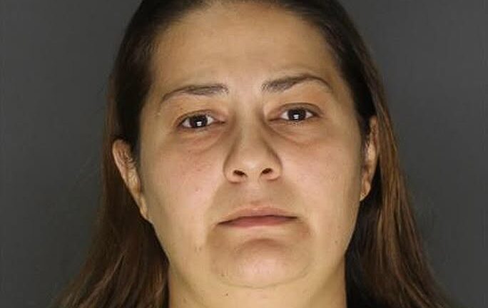 Arrestan a mujer acusada de robar joyas a adulta mayor en estacionamiento de Aurora