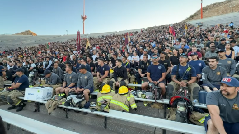 Más de 1,500 personas participan en ascenso memorial del 11 de septiembre en UTEP