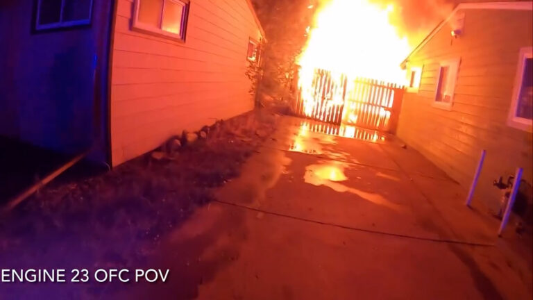 Incendio en garaje amenaza una vivienda y moviliza a bomberos del condado de Adams