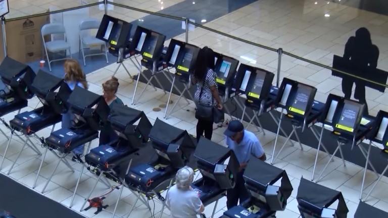 Voto latino: razones cruciales para verificar tu registro electoral hoy mismo