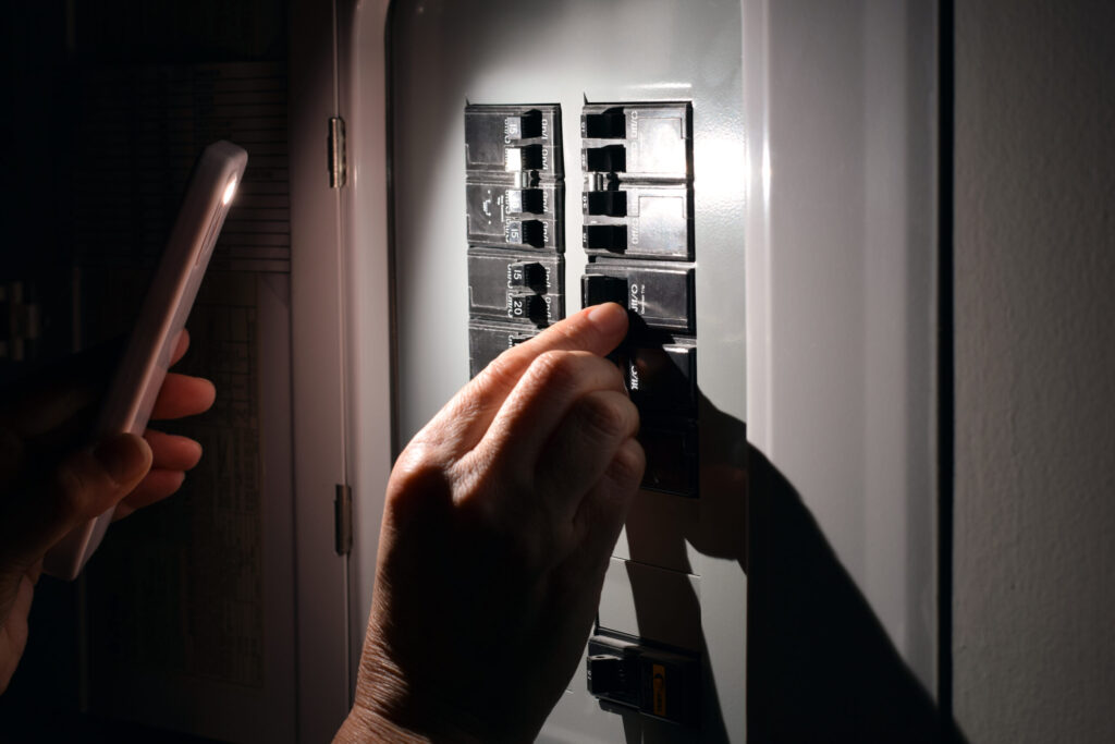 Más de 3 mil clientes se quedan sin electricidad en Carmel Valley