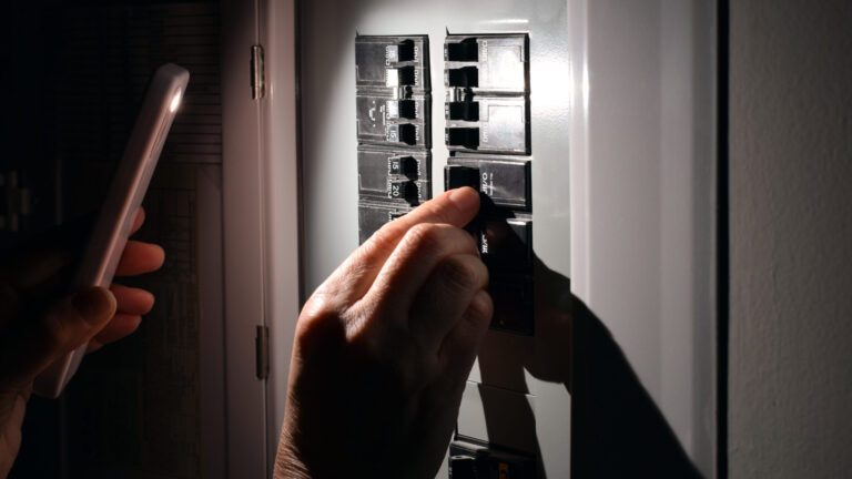 Más de 3 mil clientes se quedan sin electricidad en Carmel Valley