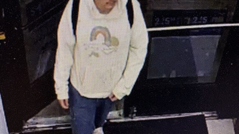 Robo violento: LVMPD busca a sospechoso pelirrojo tras asalto en Las Vegas