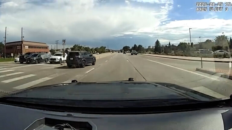 VIDEO: Semáforos rojos ignorados por dos conductores en menos de una hora en Parker