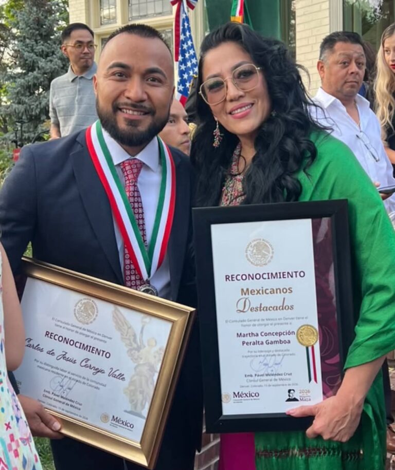 Miembros del Valle brillan durante la ceremonia del Grito de Independencia de México en Denver