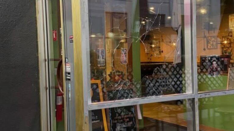 Policía investiga como crimen de odio vandalismo contra negocio en Manchester, New Hampshire