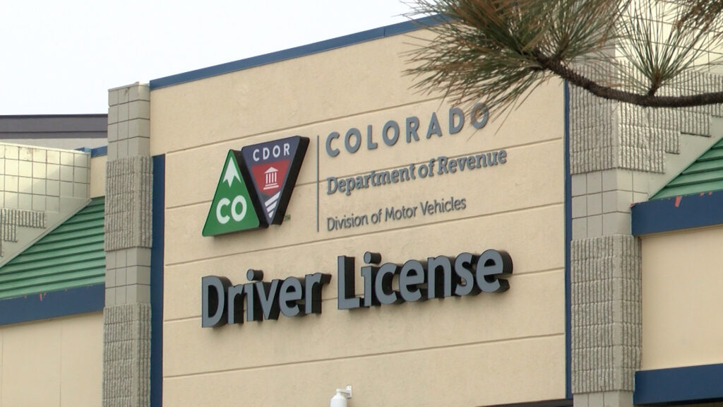 Colorado amplía el periodo para renovar licencias de conducir e identificaciones por internet
