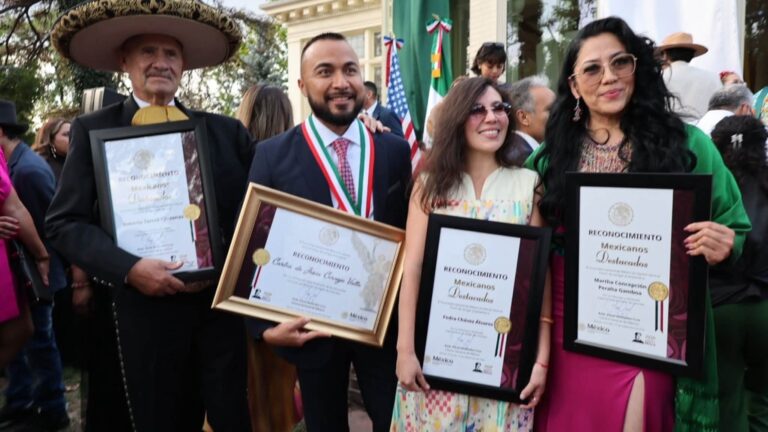 Miembros del Valle brillan durante la ceremonia del Grito de Independencia de México en Denver