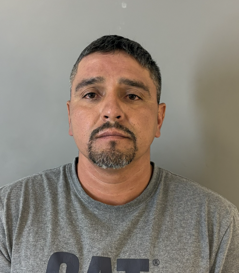 Motociclista muere tras choque y fuga en Thornton; conductor fue arrestado y permanece en libertad bajo fianza