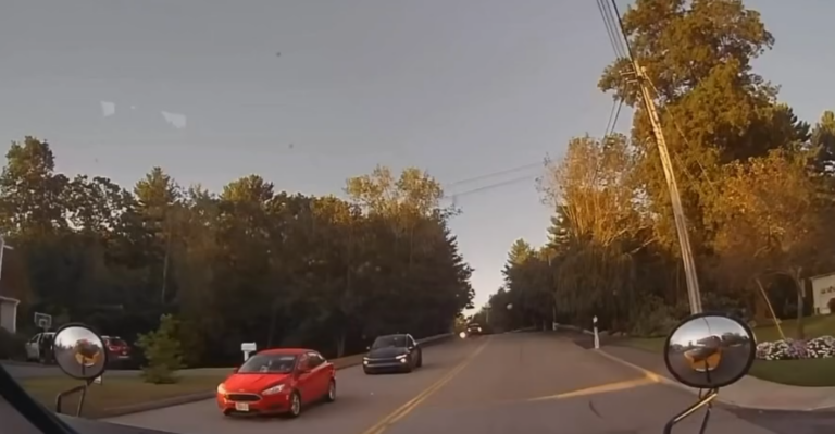 Policía busca identificar a conductor de Tesla tras presuntamente ignorar autobús escolar en Franklin