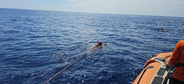 Pescadores encuentran un torpedo a la deriva frente a Ensenada