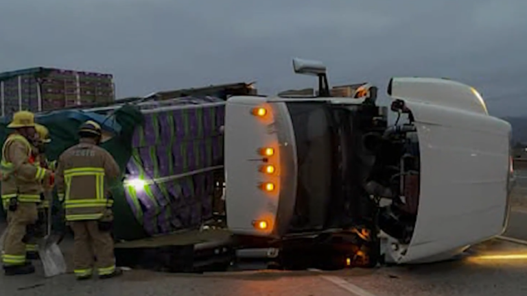 Camión de carga vuelca tras accidente en la carretera 101 en dirección norte