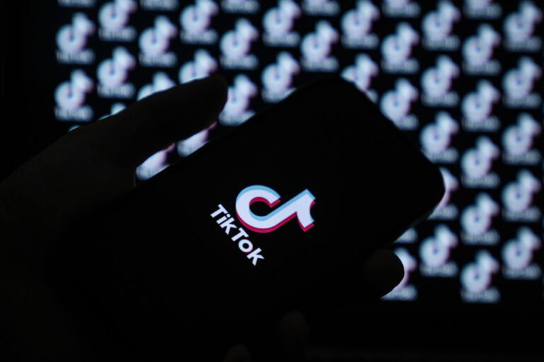 Maltrato infantil en Dacono: acusan a mujer de golpear a un niño de 2 años durante transmisión en TikTok