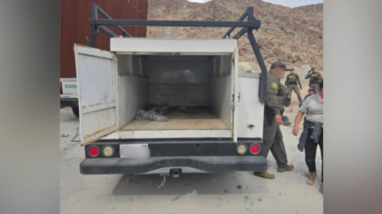 Detienen a 31 migrantes transportados en condiciones peligrosas cerca de Ocotillo