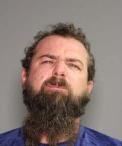 Buscan a hombre acusado de delitos sexuales contra un menor