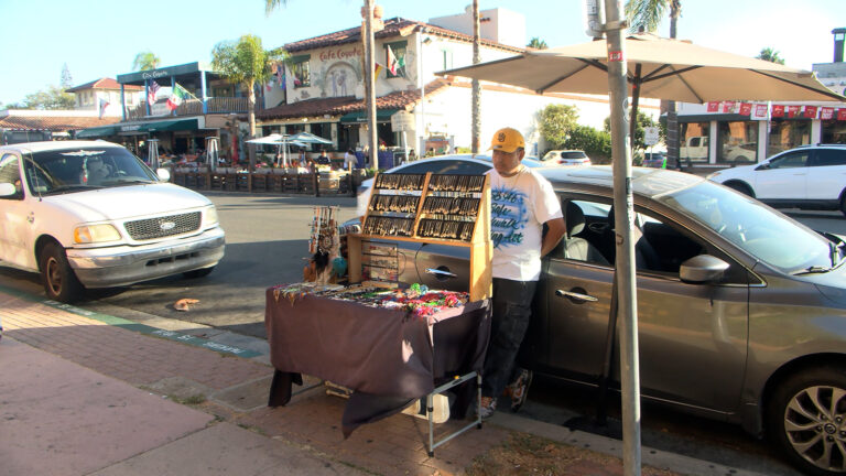 Ambulantes en Old Town denuncian discriminación tras la colocación de macetas en la vía pública