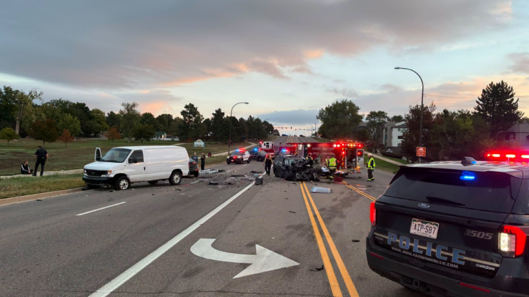 Furia al volante deja dos arrestados y un herido tras choque en Lakewood