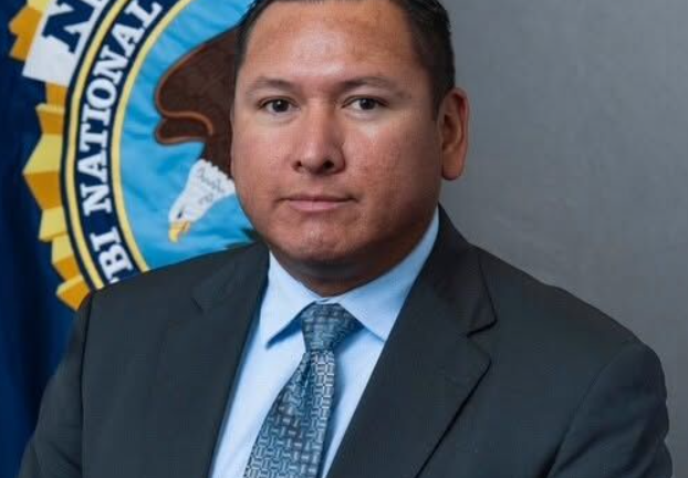 Sargento de la Policía de Imperial hace historia al graduarse de la Academia Nacional del FBI