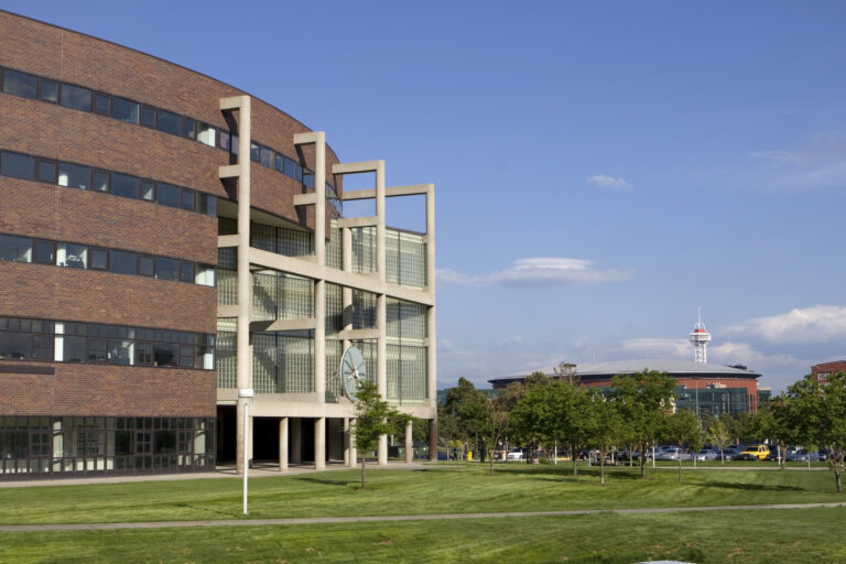 Estudiantes internacionales disminuyen casi 18 % en la Universidad de Colorado