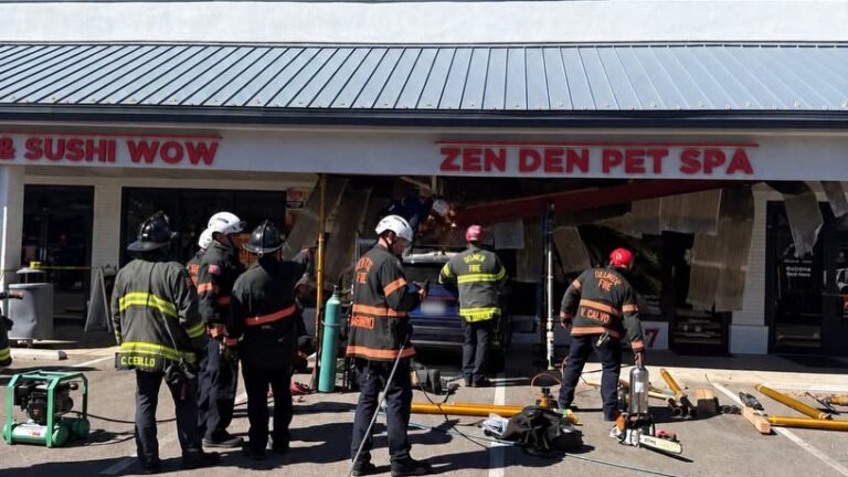 Vehículo se estrella contra edificio comercial en Denver; no se reportan heridos